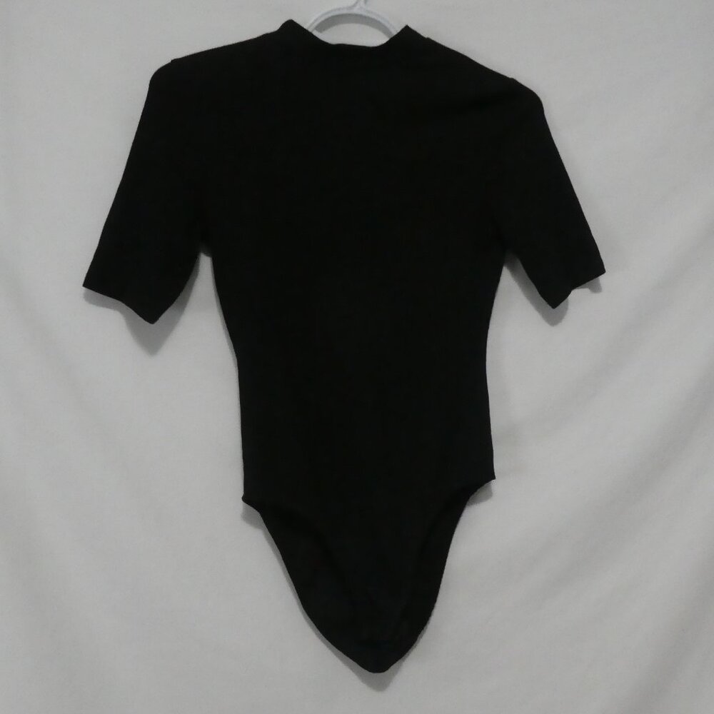 H&M - Divided | small | Black Textured Striped Short Sleeve Bodysuit